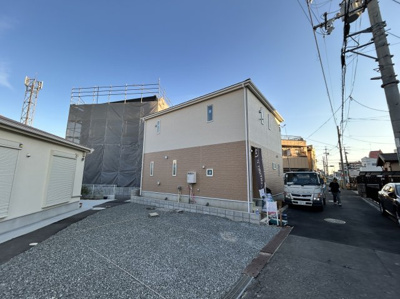 【前面道路含む現地写真】 | ■専任■高槻市東五百住町三丁目新築2026年2月下旬完成予定 | ■新築戸建（建築中・2026年2月下旬完成予定）※写真は2025年11月22日現在