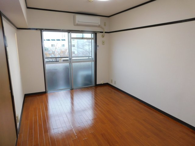 鴨下コーポラスの洋室