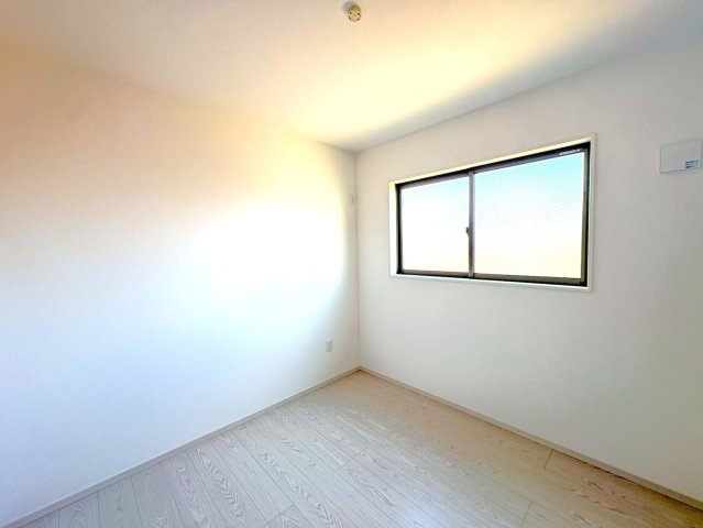 近鉄京都線「小倉」駅徒歩７分の立地に限定１区画◆即入居可能な4ＬＤＫ◆宇治市小倉町南浦1期の洋室|洋室（４.５帖階段側）