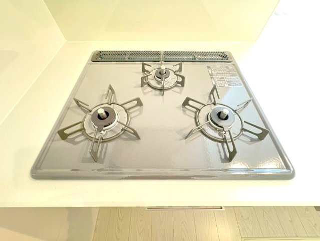 近鉄京都線「小倉」駅徒歩７分の立地に限定１区画◆即入居可能な4ＬＤＫ◆宇治市小倉町南浦1期のキッチン|三口コンロ