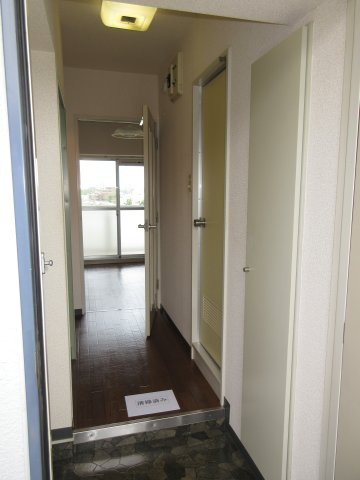 【玄関】 | レクセル武蔵関 | 玄関から奥のバルコニー方向を見た写真