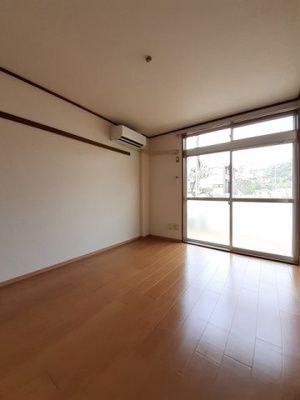 【居間・リビング】 | シティハイツ藤原 | 内装は落ち着いています