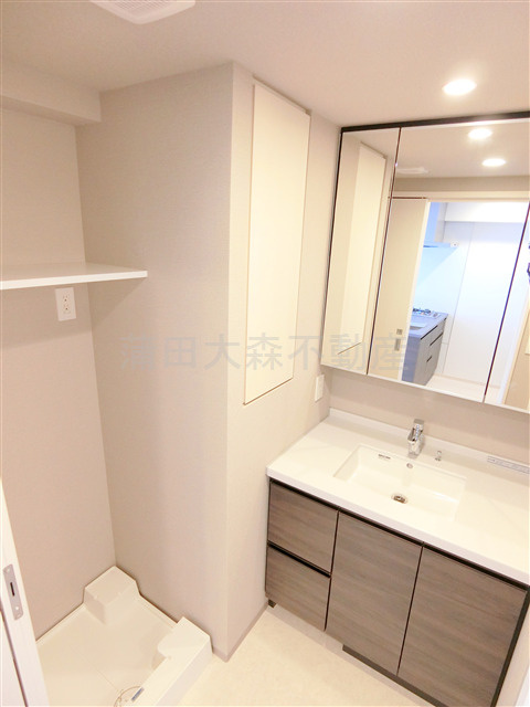 クレストコート池上の洗面所|洗面脱衣所　3面鏡の独立洗面台　洗濯機置き場