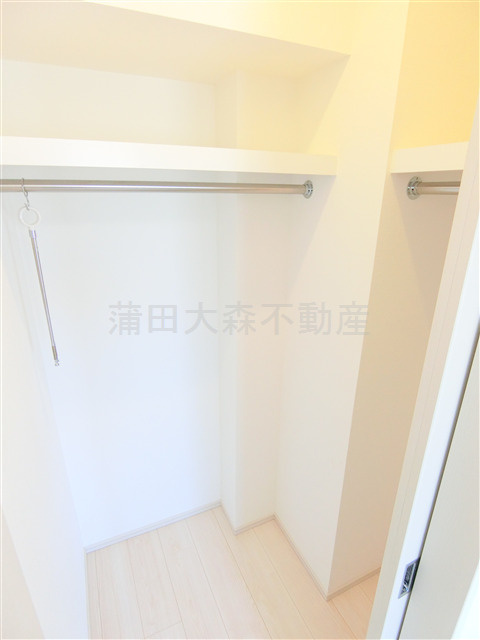 クレストコート池上の設備|洋室3.5帖の収納　ウォークインクローゼット