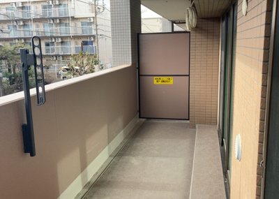 【バルコニー】 | クリオ相模原伍番館 | バルコニーは、室外の専用スペースのうち、「屋根がなく開放された空間」であるものを指します。ベランダより広いタイプのものが多く、日当たりもよいため家庭菜園などを楽しみたい人にとって適した環境となります。