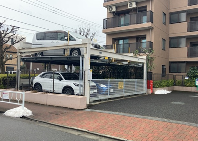 【駐車場】 | クリオ相模原伍番館 | 車一台あたりに必要なスペースは、標準サイズの普通自動車で横幅2m50cm、長さ5mは必要になります。ただし、乗降のことも考慮して横幅3m30cm、長さ5m50cmほどは確保できるところを選びましょう。
