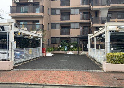 【駐車場】 | クリオ相模原伍番館 | 駐車場と明記されていても、最小スペースでつくられた駐車場だと大型車は駐車できなかったり、出入りしにくくなったりする可能性があります。お車のサイズと購入したい物件の駐車場のサイズを現地で確認しましょう。