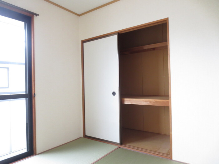 ファミール本郷 B棟の収納|Ｂ201 和室収納