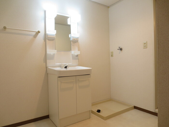 ファミール本郷 B棟の独立洗面台|Ｂ201 洗面台 洗濯機置き場