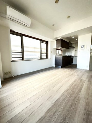 【居間・リビング】 | 神宮前シティハウス | 【全面フローリング張替実施済み】