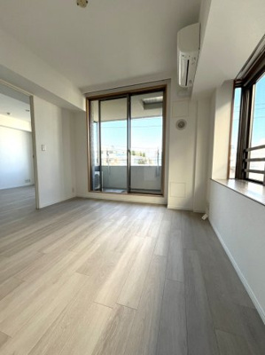 【居間・リビング】 | 神宮前シティハウス | 【全面フローリング張替実施済み】