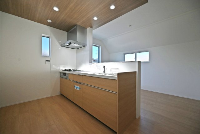 宝塚市高司1丁目新築一戸建て│3SLDK+並列駐車2台可(車種制限有)のキッチン|2階LDKをキッチンユニット越しに撮影した内観写真です。対面式キッチンを採用しているため視界は広く、ご家族間やご来訪者とのコミュニケーションも一体的に取り易くなっております。