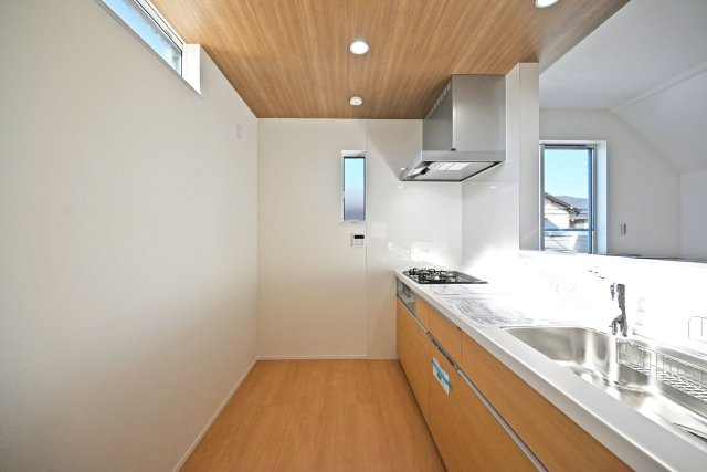 宝塚市高司1丁目新築一戸建て│3SLDK+並列駐車2台可(車種制限有)のキッチン|キッチン後ろのスペースも広く、ご入居後に設置するカップボードの幅も広がります。特にLDKが広い住宅の場合はカップボードなどのメインインテリアを大きくするとバランスが良くなります。