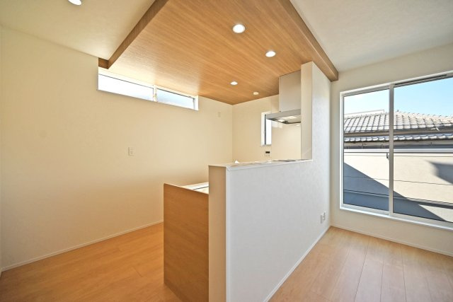 宝塚市高司1丁目新築一戸建て│3SLDK+並列駐車2台可(車種制限有)のキッチン|キッチン上部にはダウンライトを配置し、折り下げ天井のアクセントが美しいナチュラルモダンのキッチンに仕上がりました。