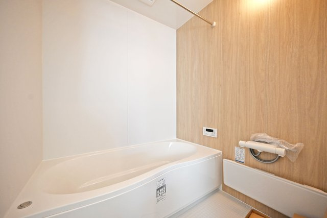 宝塚市高司1丁目新築一戸建て│3SLDK+並列駐車2台可(車種制限有)の浴室|2階浴室に入ってすぐの内観です。1616サイズのユニットで、浴室暖房乾燥機付き仕様となっております。