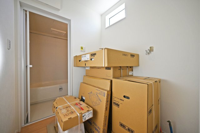 宝塚市高司1丁目新築一戸建て│3SLDK+並列駐車2台可(車種制限有)の独立洗面台|2階洗面室の内観写真です。