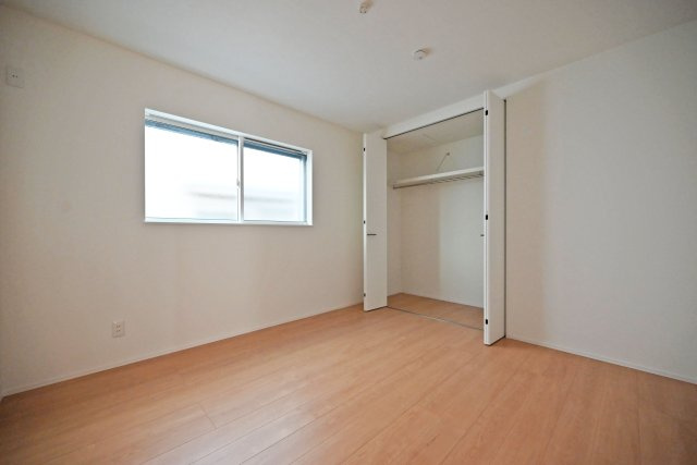 宝塚市高司1丁目新築一戸建て│3SLDK+並列駐車2台可(車種制限有)の洋室|1階主寝室想定洋室に入ってすぐの内観写真です。
収納庫内には枕棚とハンガーレールを配置しています。 限られた収納スペースでもすっきりと片付けることが出来ます。