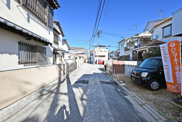 宝塚市高司1丁目新築一戸建て│3SLDK+並列駐車2台可(車種制限有)の前面道路含む現地写真|前面道路幅は西側に約4ｍ幅です。