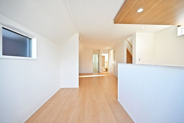 宝塚市高司1丁目新築一戸建て│3SLDK+並列駐車2台可(車種制限有)の居間・リビング|2階LDKキッチン側から正面に撮影した内観写真です。 アクセントクロスや折り下げ天井を配置する等、LDKに一工夫加えられています。