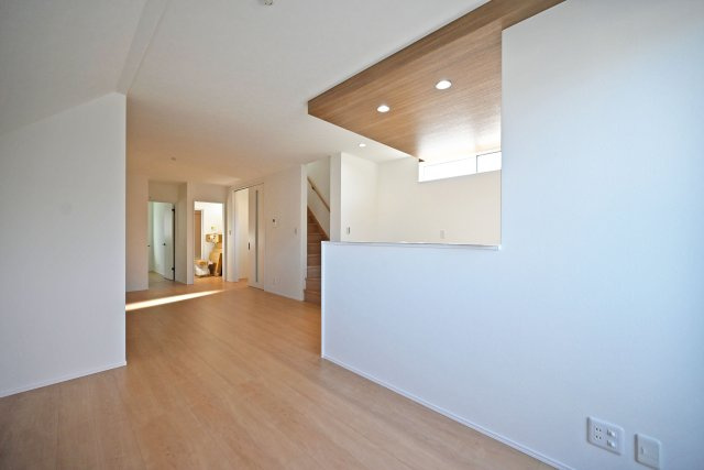 宝塚市高司1丁目新築一戸建て│3SLDK+並列駐車2台可(車種制限有)の居間・リビング|ダイニングテーブルやソファーを設置しても十分な広さとなっております！アクセントクロスや折り下げ天井が採用されたLDKはとても華やかな空間となっております。