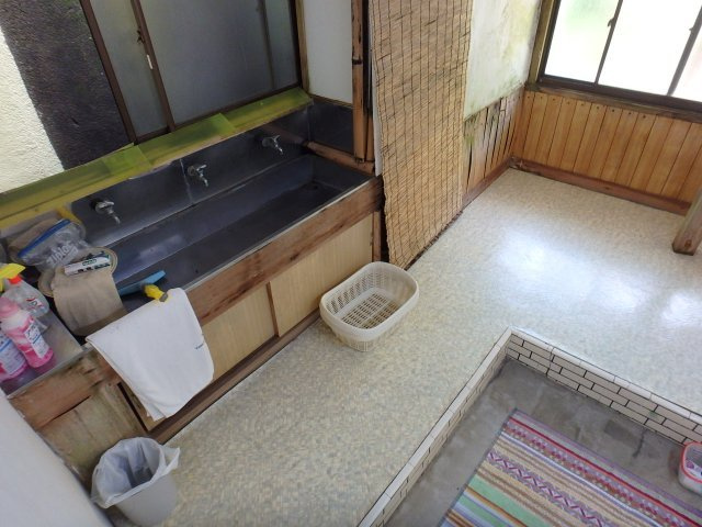 S0594R　蓮台寺貸家のその他共用部分|共用で使える大家さんのお風呂（脱衣所）