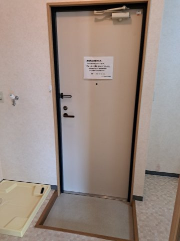 鈴木ビルの玄関