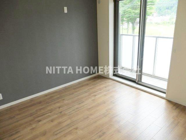 シャーメゾン　丹波の内装|洋室からバルコニーにアクセスできます◇