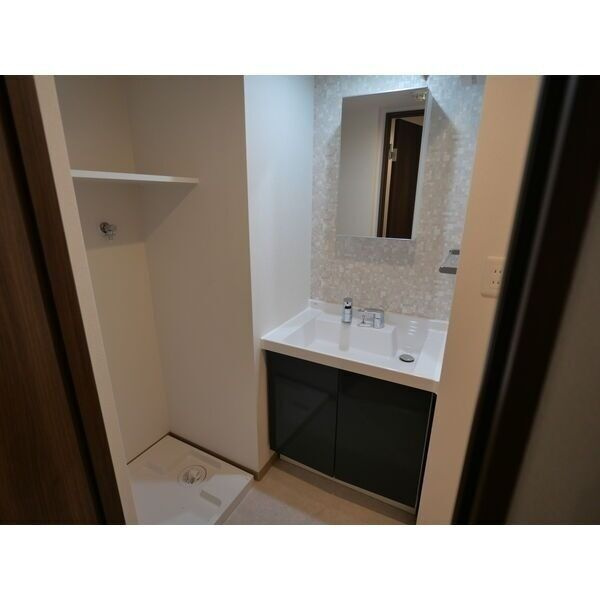 アークメゾン王子公園の洗面所|明るい洗面所です