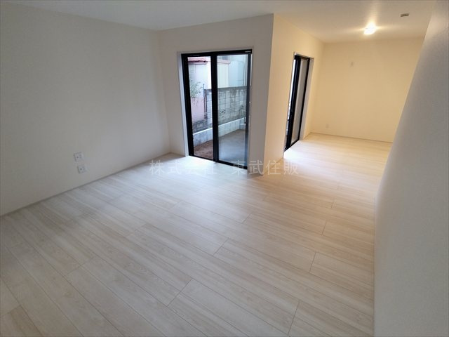 【居間・リビング】 | 鶴ヶ島市下新田第2　全4棟　2号棟 | 開放感があり日当たり良好です