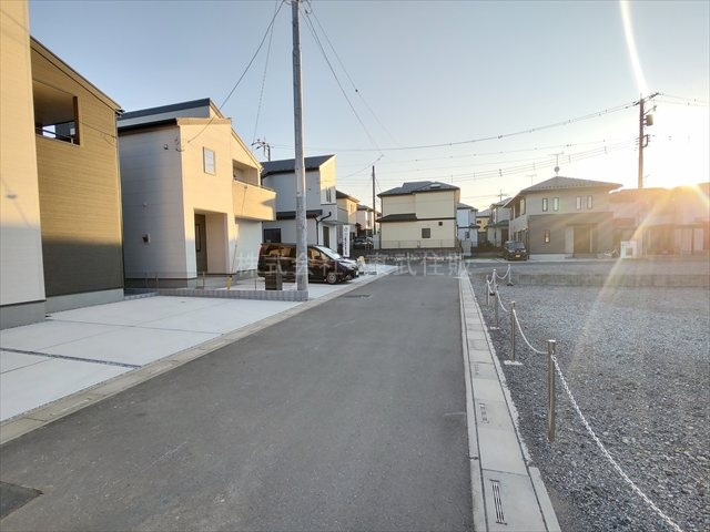 【前面道路含む現地写真】 | 鶴ヶ島市下新田第2　全4棟　2号棟 | 都市ガス・本下水
