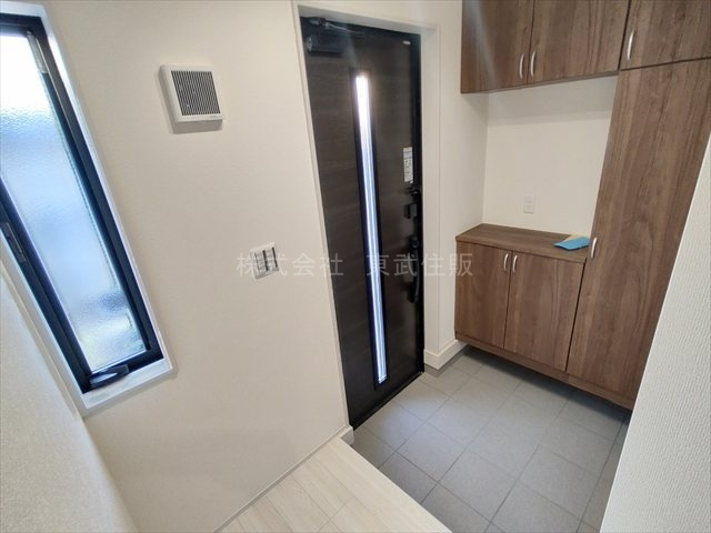 【玄関】 | 鶴ヶ島市下新田第2　全4棟　2号棟 | ゆったりとした玄関です