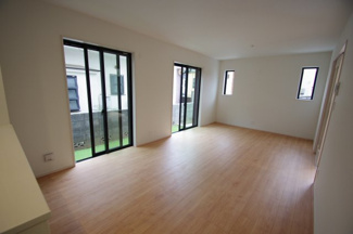 【居間・リビング】 | 【仲介手数料無料！！】府中市西原町4丁目　新築戸建て（全2棟）B号棟　5490万円