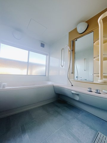 【中古戸建】佐波郡玉村町大字五料の浴室|■浴室｜デザイン性に優れた浴室♪1日の疲れを癒す、ゆったりとしたバスタイムをぜひお過ごしください(*＾＾*)大きな窓付きで嬉しい♪