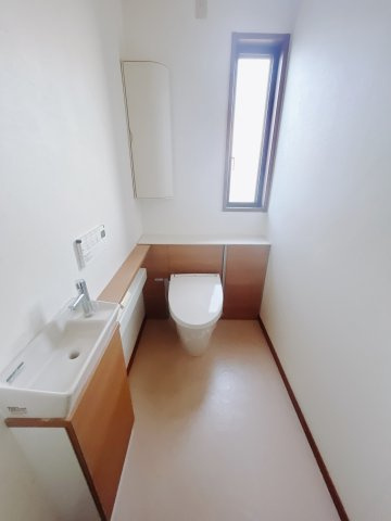 【中古戸建】佐波郡玉村町大字五料のトイレ|■トイレ｜1階・2階にトイレをご用意しております♪窓付きなので、換気もでき常に綺麗を保てます♪