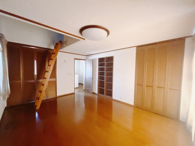 【中古戸建】佐波郡玉村町大字五料の寝室|■主寝室｜ベッドやテレビなどの大き目の家具を置いても余裕のある広々主寝室です♪家事やお仕事にお疲れなパパ・ママがゆっくりと過ごせる空間です♪