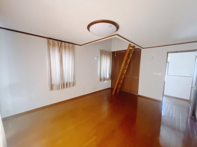 【中古戸建】佐波郡玉村町大字五料の寝室|■主寝室｜広い寝室ならインテリアも自由自在にお楽しみいただけます♪お外から帰ってきた後は寝室でゆっくり自分の時間をお過ごしください。