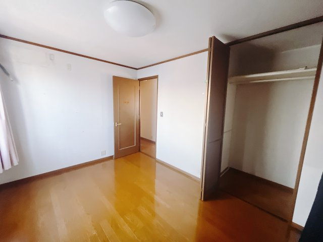 【中古戸建】佐波郡玉村町大字五料の洋室|■2階洋室｜ナチュラルカラーの床です。模様替えなどとても楽しく工夫できます♪陽当たり、風通しもとても良いので毎日快適な生活スタートです！子供部屋にも良いですね♪