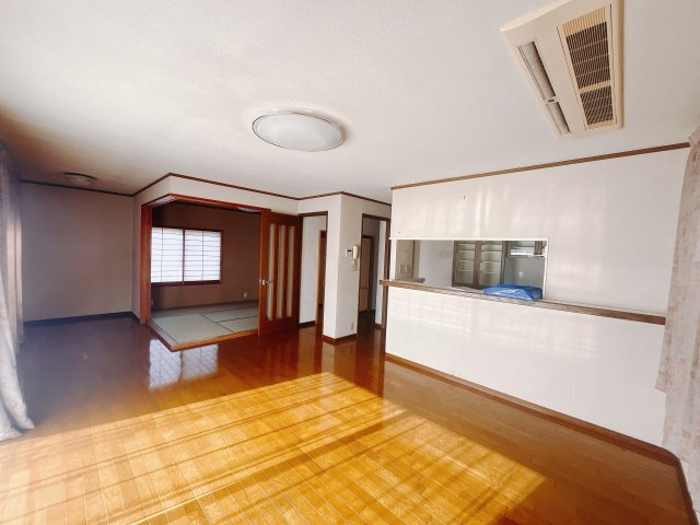 【中古戸建】佐波郡玉村町大字五料の居間・リビング|■リビング｜時の流れと共に陽射しは装いを変え空間に新たな彩りを与えます。一日中家に居ても飽きることなく過ごすことができる素敵な空間です♪