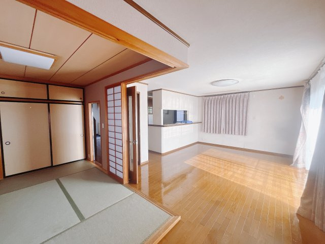 【中古戸建】佐波郡玉村町大字五料の居間・リビング|■リビング｜落ち着きのある表情を見せるリビングダイニング。太陽の光がたっぷり差し込むリビングは、自然とご家族が集まる居心地の良い空間です。