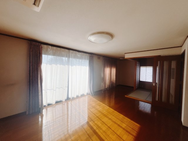 【中古戸建】佐波郡玉村町大字五料の居間・リビング|■リビング｜窓から射し込む陽射しが縦横に広がり、あたたかな空間を形作ります♪木目のきれいなフローリングとシンプルな壁紙は、一日中家に居ても飽きることなく過ごすことができる素敵な空間です♪