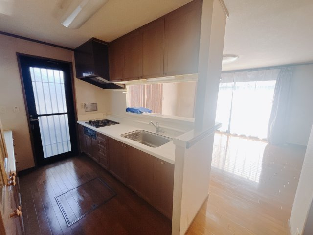 【中古戸建】佐波郡玉村町大字五料のキッチン|■キッチン｜作業がはかどる広々カウンタースペース。会話がはずむ「オープンキッチン」なので家族とのコミュニケーションも活発になります。