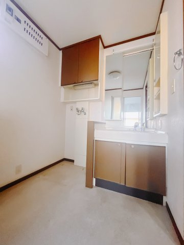 【中古戸建】佐波郡玉村町大字五料の独立洗面台|■洗面室｜三面鏡の洗面台は鏡の裏が収納ポケットになっているので、ヘアケア用品や歯ブラシなどでごちゃつきがちな洗面台周りがスッキリ片付きます。　