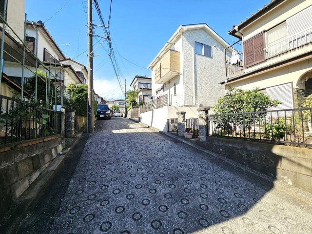 泉区和泉中央南4丁目　中古戸建　3899万円の前面道路含む現地写真