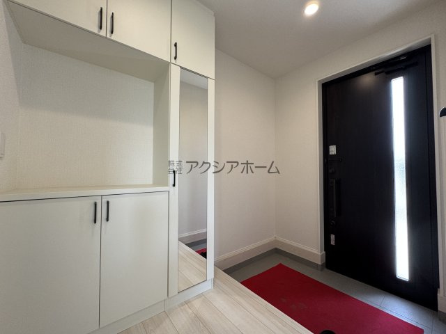 飯能市双柳・全8棟　新築一戸建　2号棟　～角地・駐車2台～の玄関