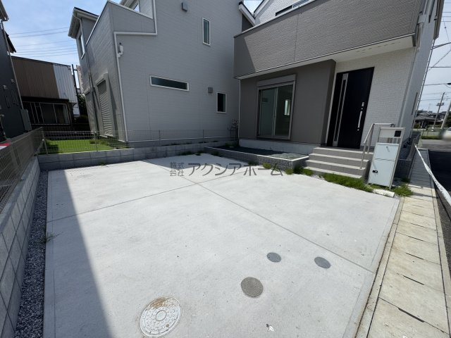 飯能市双柳・全8棟　新築一戸建　2号棟　～角地・駐車2台～の駐車場|並列駐車2台可