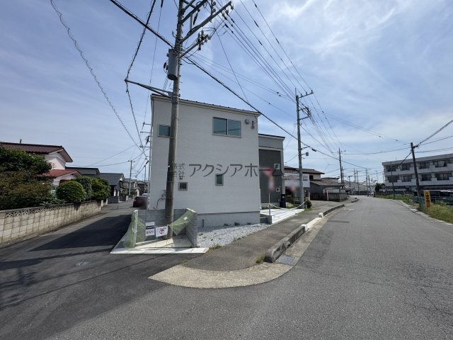 飯能市双柳・全8棟　新築一戸建　2号棟　～角地・駐車2台～の前面道路含む現地写真