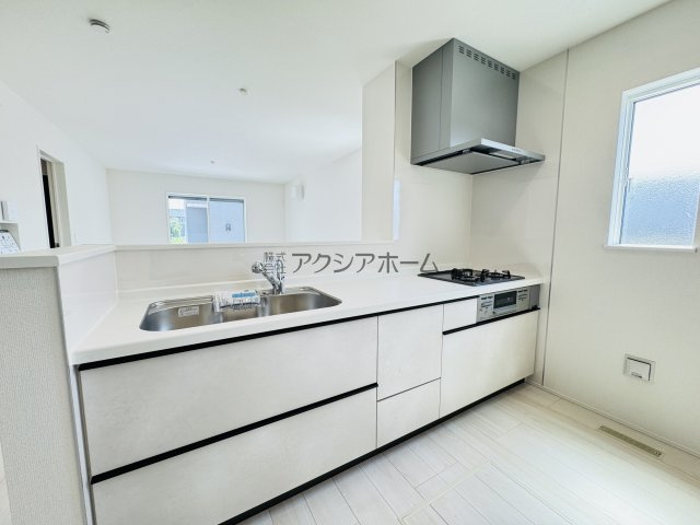 飯能市双柳・全8棟　新築一戸建　2号棟　～角地・駐車2台～のキッチン|リビングが見渡せる対面式キッチン