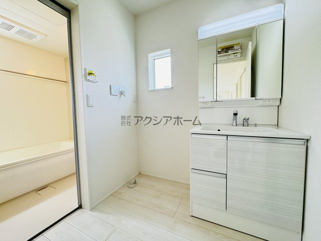飯能市双柳・全8棟　新築一戸建　2号棟　～角地・駐車2台～の独立洗面台|温水シャワー付洗面化粧台