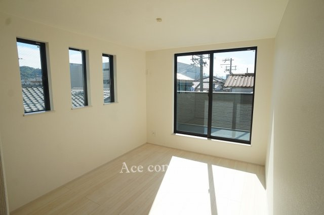 【子供部屋】 | 八尾市志紀町南4丁目 | 【3階：洋室6帖】バルコニーに面したお部屋です☆