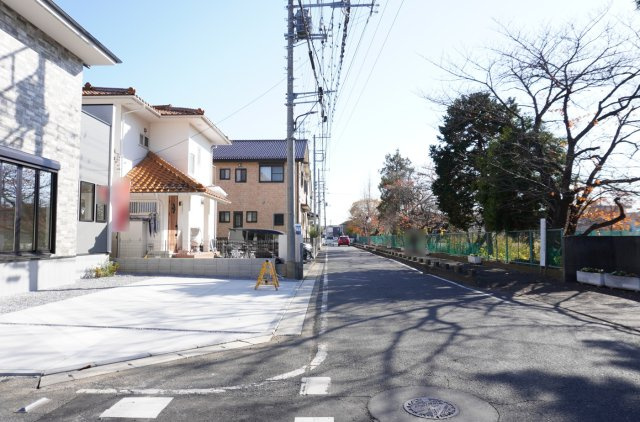 草加市青柳7丁目 新築分譲住宅 の前面道路含む現地写真